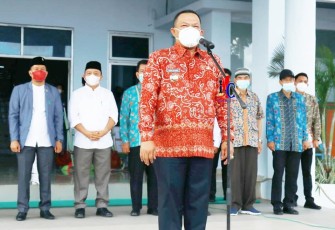 Bupati Seluma Erwin Oktavian, S.E. pimpin apel sore dan mengumumkan hasil lomba kebersihan, keindahan dan pelayanan di lingkungan Pemerintah Kabupaten Seluma untuk tingkat OPD