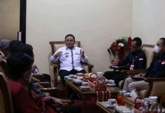 Wakil Bupati Lampung Barat Drs. Mad Hasnurin didampingi Kepala Dinas Komunikasi dan Informatika (Kominfo) Lampung Barat Padang Priyo Utomo, SH