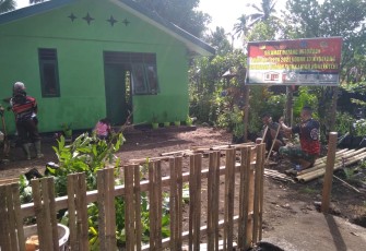 Warga bersama satgas TMMD kodim Bitung tanam bunga depan rumah Oma rahel