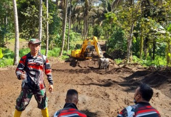 Foto Koptu Marinir Steven Dien Bersama tim satgas TMMD kodim Bitung