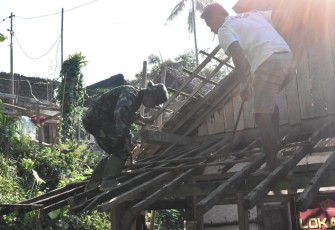 Uji Nyali Satgas TMMD 112 Bongkar Atap