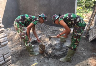 Duet Baju Loreng Kompak Aduk Semen TMMD 112