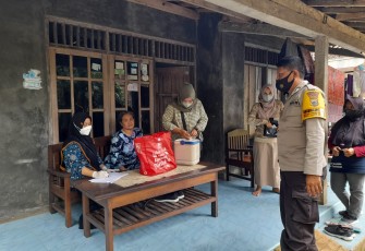 Anggota Polsek  Limbangan laksanakan pemantauan vaksinasi door to door Sabtu 20/11/2021
