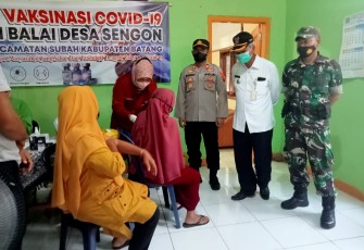 Bersama Kapolsek Subah AKP Prisandi Tiar, Camat Subah Wahyoe Setyo Oetomo dan Kepala Puskesmas Subah Ristanto memantau langsung pelaksanaan vaksinasi COVID-19 di Balai Desa Sengon