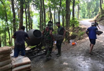 Kerja Keras Bedi Tua di Lokasi TMMD 