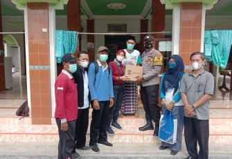 Kapolsek Cepiring memberikan masker dan hand sanitizer kepada tokoh masyarakat. Jum'at 19/11/2021