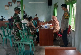Polsek Patean dan Puskesmas Patean turun ke Desa melaksanakan vaksinasi gunung dengan dosis II secara massal 