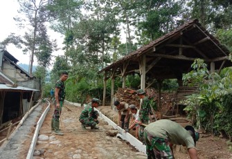 Satgas TMMD Mulai Membuat Mal Untuk Pengecoran Jalan Pemukiman