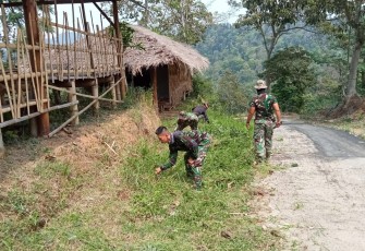 Keakraban Satgas TMMD 112 Bersama Warga Tulungrejo 