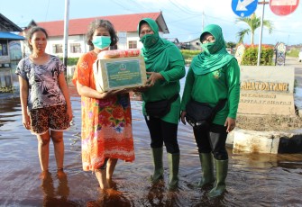 Persit Kartika Chandra Kirana (KCK) Cabang XLII Kodim 1016 Palangka Raya menggelar kegiatan bakti sosial (baksos) untuk korban banjir di Flamboyan Bawah, Kelurahan Langkai, Kecamatan Jekan Raya, Kota Palangka Raya
