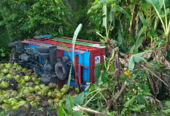 mobil pengangkut gas elpiji terjun kedalam jurang
