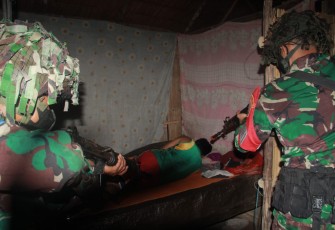 Prajurit Yonmarhanlan VIII Bitung Laksanakan Penyelesaian Sasaran Raid Dalam Latihan TW III di Likupang Timur