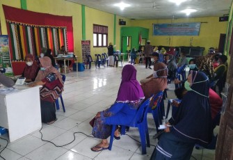 Sejumlah warga Desa Pulo Sarok saat mengikuti vaksinasi covid-19
