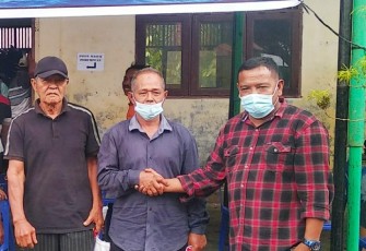 Sekretaris Panglima Laot Kabupaten Aceh Singkil, Dara Qutni (kanan) saat bersama masyarakat usai menjalani vaksinasi covid-19