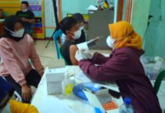 Bhabinkamtibmas dan Babinsa Monitoring Kegiatan Vaknisasi 500 Dosis di Kadungora