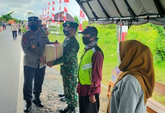 Danpos Koramil Pahandut Terima Bantuan Logistik Kapolda Kalteng