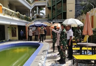 Danrem 073 Makutarama didampingi Forkompimda Blora dan Forkompimcam Cepu berbincang dengan penderita Covid 19 yang diisolasi di hotel Mega Bintang Cepu