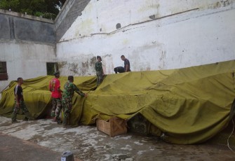 Satgas TMMD kodim Bitung saat akan mendirikan tenda