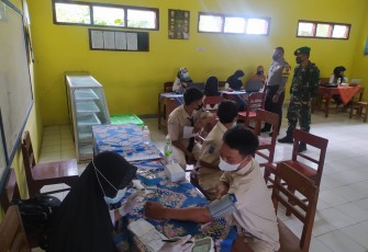 Anggota Polsek Patean laksanakan pengamanan vaksinasi siswa SMK Yuda Karya Patean Kabupaten Kendal 10/12021