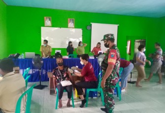 Babinsa Koramil Rungan Terus Lakukan Pengawalan Vaksinasi di Wilayah