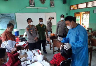 Polsek Cepu beserta Satgas Covid memantau puluhan siswa di 2 SMP di Kecamatan Cepu yang mendadak di Swab