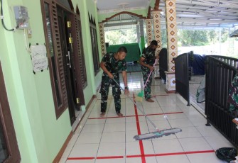 Sambut Jumat Berkah, Satgas TMMD ke 112 Kodim 1016/Plk Bersihkan Masjid Al Ikhlas