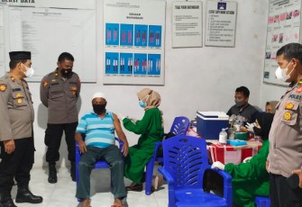Kapolsek Sukorejo melihat langsung Warga yang di vaksin oleh Nakes