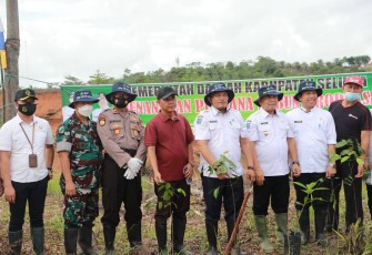 Bupati Seluma Erwin Octavian, SE bersama Wabup Drs. Gustianto dan Sekda H. Hadianto, SE, MM, M.Si tanam perdana pohon buah di Hutan Kota Kabupaten Seluma.