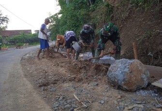 Pagi-Pagi Satgas TMMD 112 Sudah Bermain Cangkul Untuk Kerjakan Drainase