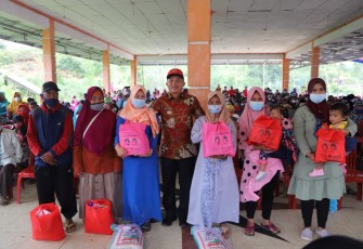 Bupati Lambar Serahkan Bantuan Sembako Untuk Lansia, Ibu Hamil dan Ibu Menyusui