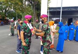 Wadanyonmarhanlan VIII Bitung saat mengalungkan bunga kepada danyonmarhanlan VIII Bitung Yang Baru Mayor Marinir Wahyu Widodo