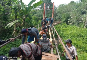 Warga Pengguna Jalan Swadaya Perbaiki Jembatan yang Rusak Parah