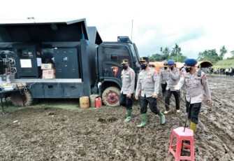 Tinjau Posko Pengungsian, Kabaharkam Polri Cek Kesiapan Dapur Umum yang Disediakan Oleh Polri