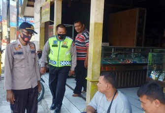 Ops Yustisi Polsek Kadipaten, Kanit Binmas Berikan Himbauan Prokes Covid-19 Kepada Warga