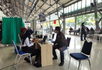 Petugas  sedang melayani calon penumpang kereta api di stasiun Tawang Semarang.