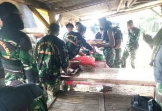 Warga Siapkan Makan Prasmanan