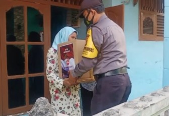 Polri Tak Kenal Lelah Bagikan Bansos Door To Door Ke Rumah Warga Kurang Mampu