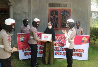  Jajaran Polwan Polres Bintan Door to Door Bagikan Sembako Kepada Masyarakat