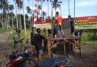 Dan SSK TMMD Lettu INF Jullen Tonny Kasiaheng saat tinjau lokasi pekerjaan Tugu Prasasti TMMD