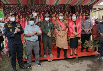 Foto bersama walikota Bitung dan masyarakat