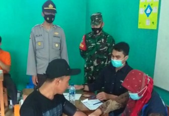 Bersama Danramil 1117, Kapolsek Singajaya Monitoring Vaksinasi di Mts Nurul Huda