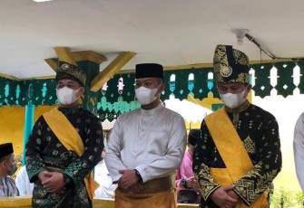 Wakil Bupati Lingga memberikan apresiasi dan selamat kepada Azmi yang terpilih sebagai Ketua Lembaga Adat Melayu (LAM) Kabupaten Lingga yang baru saja terpilih tadi malam