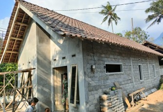 Lepas Kerinduan Satgas TMMD Bersama Anak Kecil di Lokasi TMMD