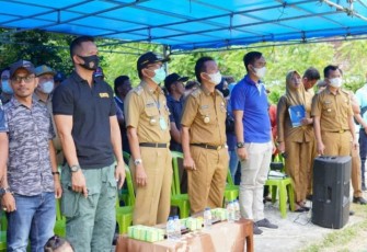 Bupati Pesisir Barat (Pesibar) Agus Istiqlal dan rombongannya saat menyaksikan pertandingan babak final turnamen sepak bola Karang taruna cup antara Sela Fc vs Mulia Fc 