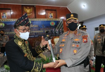 Berdedikasi Lestarikan Kebudayaan, Kapolda Bengkulu Terima Penghargaan dan Pusaka Adat dari BMA Rejang Lebong