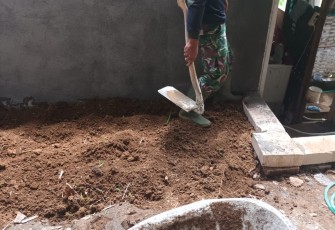 Satgas TMMD Bersama Warga Timbun lantai RTLH 