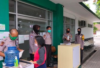 Polsek Leuwimunding Berikan Himbauan Prokes Secara Humanis Kepada Warga Sekaligus Bagikan Masker Gratis