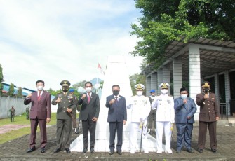 Foto bersama usai kegiatan kegiatan ziarah