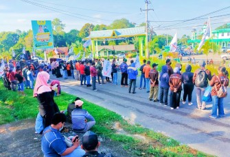 Demo buruh di kawasan Industri Lobam