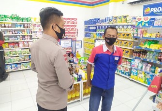 Anggota Polsek Dawuan Polres Majalengka Imbau Pengunjung Minimarket Disiplin Prokes